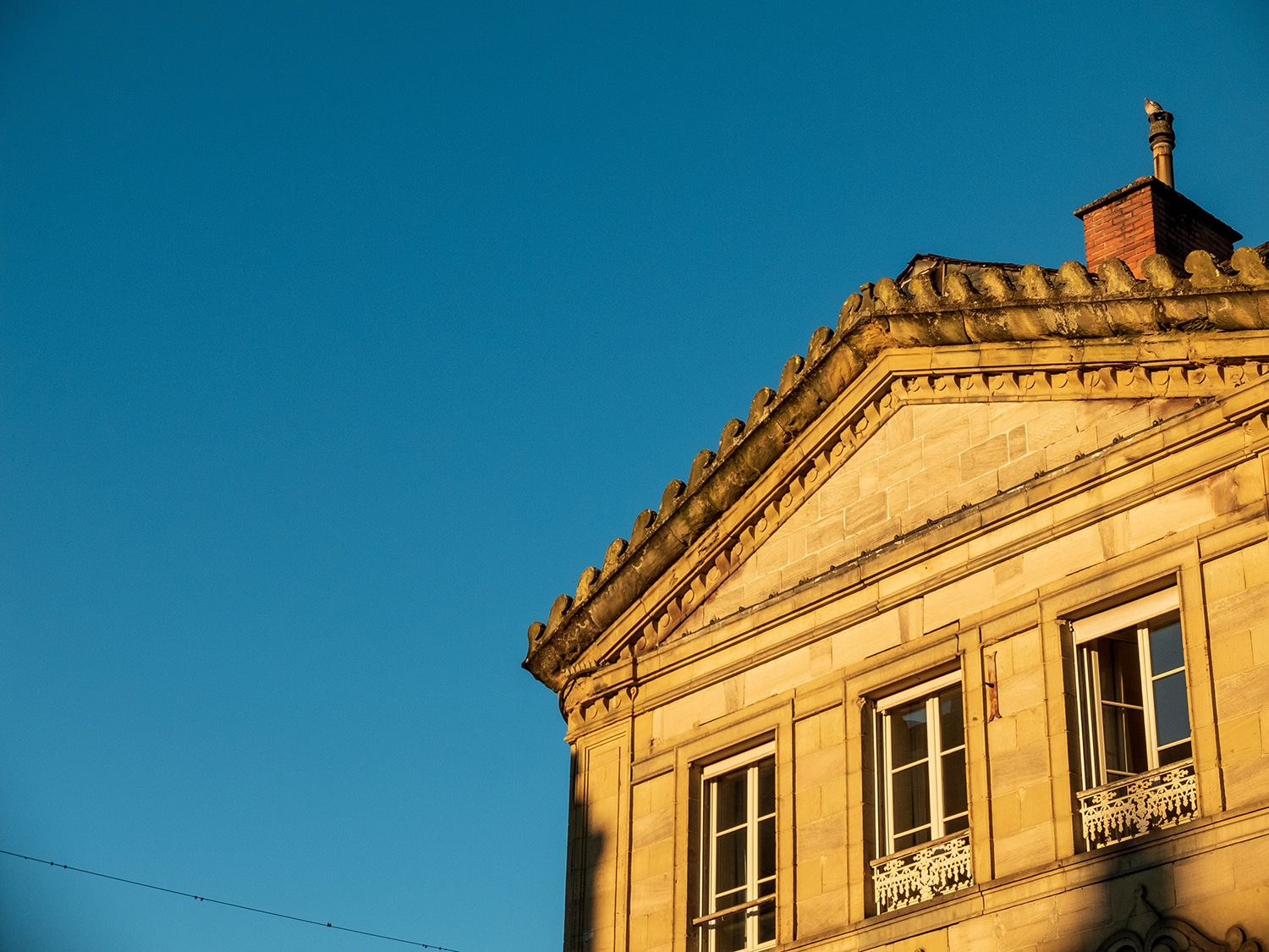 vue sur un bâtiment de la ville, illuminé par le soleil couchant