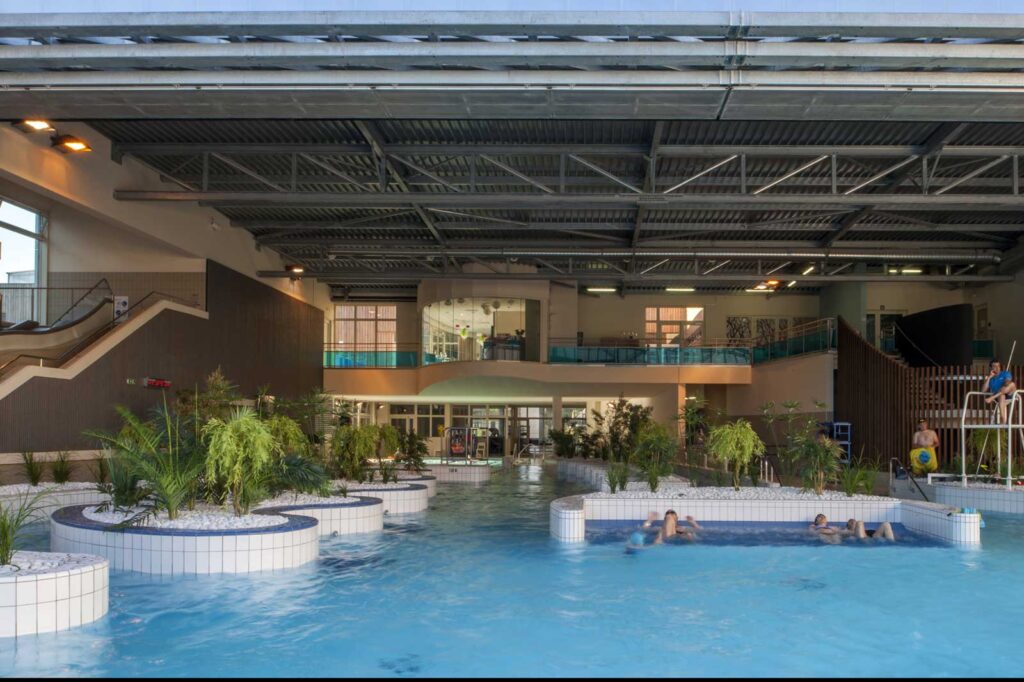 Piscine avec au loin passage avec courant
