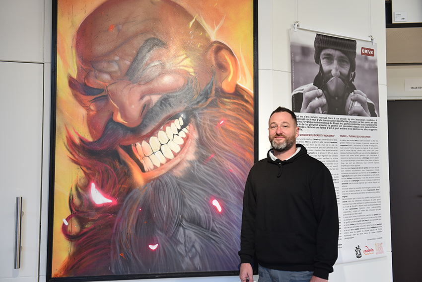 L'artiste Ynoxe dans son exposition intitulée "L'amour est dans le spray"