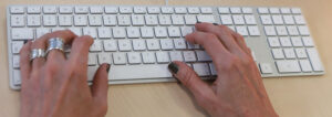 Mains tapant sur un clavier