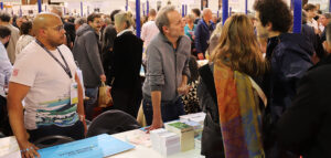 Des bénévoles auprès des auteurs sur les stands