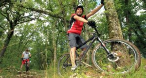 De souriants VTTistes dans les bois