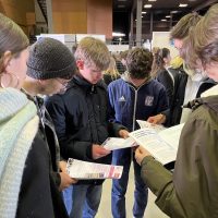 Des lycéens cherchant les options post bac au Forum du futur étudiant