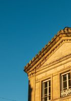 vue sur un bâtiment de la ville, illuminé par le soleil couchant