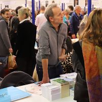 Des bénévoles auprès des auteurs sur les stands